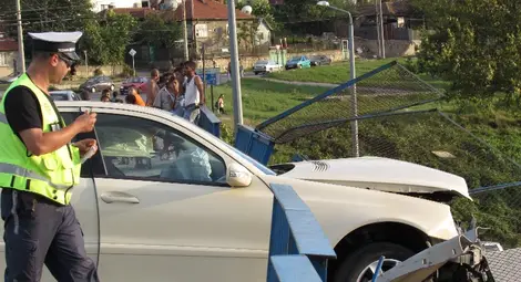 Пиян без книжка провисна над мост в Русе