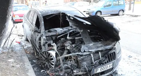 Запалиха луксозно ауди на син на общински съветник