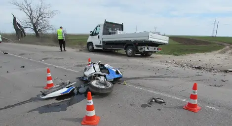 25-годишният Йордан се е блъснал фатално с мотора си в този товарен бус, който рязко намалил пред него.     Снимка: &bdquo;Утро&ldquo;