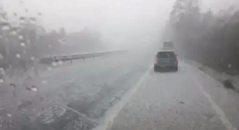 Силна градушка спря движението по &bdquo;Хемус&rdquo;, смерч в Радомир 