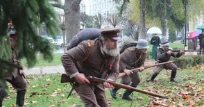 Пети пехотен полк превзе картечно  гнездо в жива картина на площада