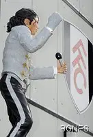 Фулъм маха статуята на Майкъл Джексън пред "Крейвън Котидж" 