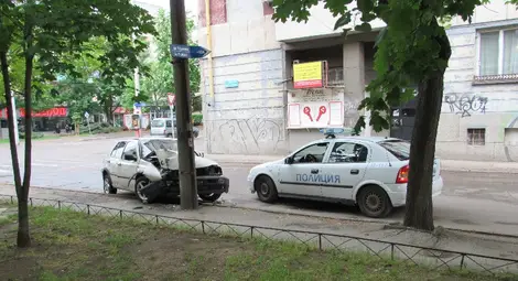 След неуспешен опит да се изплъзне от полицията младежът без книжка катастрофира в бетонен стълб.                                                  Снимка: Русе Медиа