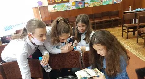 Киара Чечева, Йоана Йорданова, Илвина Николаева и Виктория Василева от училище "Възраждане" се включиха в "Иновации в действие"