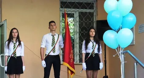 Училището по европейски езици в Русе отбелязва днес своя патронен празник /галерия/