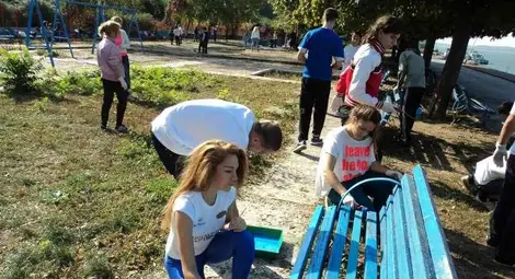 Младежкият парламент освежи детската площадка на Кея