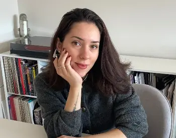 Дара, която превърна калиграфията в бизнес: Често клиентите ми предполагат, че съм в София. И винаги с усмивка ги поправям, че съм в Русе и тук развивам „Добри думи“