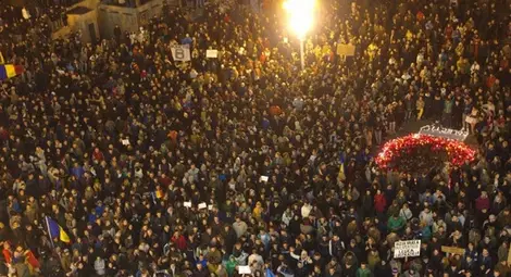 Младите изриват мръсната пяна в Румъния