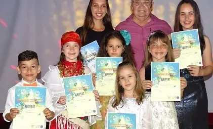 Малките певци със спечелените награди и своя ръководител Вили Икономов.                                                Снимка: Личен архив