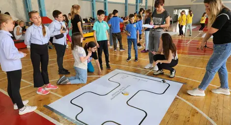 Близо 50 деца от община Русе премериха сили в третото общинско състезание по роботика за III и IV клас