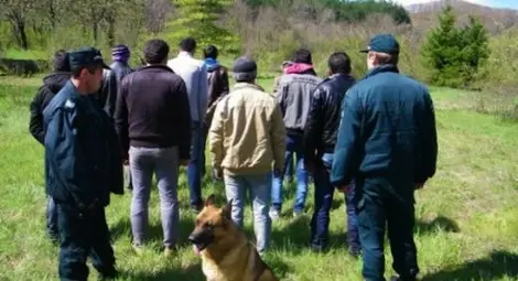 Заловиха 30 бежанци и двама каналджии в Асеновград