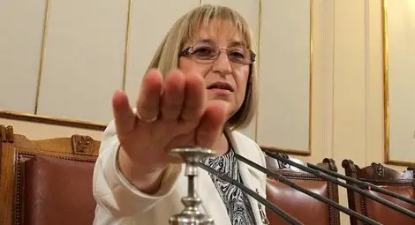 Цецка Цачева удари звънеца в парламента