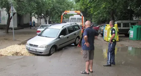 Кола пропадна в прясно засипан изкоп след ремонт на топлопровод