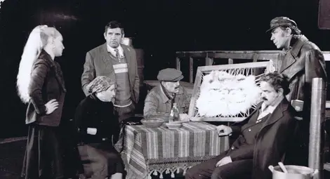 А.Казакова, М.Прашанова,В.Попилиев, К.Димчев, Кл.Михайлов, Г.Стефанов в сцена от &bdquo;Босилек за Драгинко&ldquo; от К.Илиев(1979) - един от знаменитите спектакли на русенския театър.