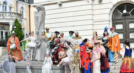 „Нека приятелките вземем и с маски сред тълпата във танца да се влеем“ „Нека приятелките вземем и с маски сред тълпата във танца да се влеем“