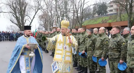 Тържествен богоявленски водосвет на бойните знамена бе извършен днес в Русе