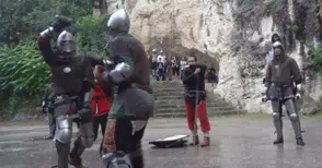 Български средновековен лагер вдига знамена и копия в Червен