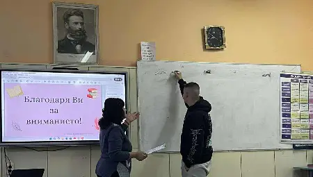 Секретарят по превенция Надие Карагьозова подари на ученици от ПГ надписан творчески дневник &bdquo;Думи вълшебни да знаем и по тях да се познаем&ldquo;