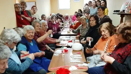 60 възрастни дами сръчно майсторят 12 000 мартеници
