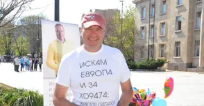 Валди Тотев подкрепя независимия кандидат за евродепутат Виктор Папазов