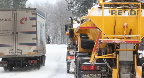Сняг вали в Западна и Северна България, покривката в Ловеч на места е 70 см