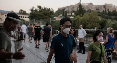 Задължителни маски на закрити обществени места в Гърция от утре