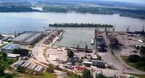 Трима работници спасени от задушаване в трюма на катамаран Трима работници спасени от задушаване в трюма на катамаран