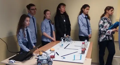 Роботи и дронове влизат в новия център, който дава възможност за работа във виртуална среда. 		 Снимка: МГ