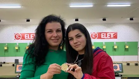 Тони Костадинова поздрави Виктория за спечелената титла.                                Снимка: &bdquo;Утро&ldquo;