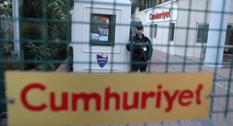 19 души от най-големия турски вестник с обвинение, че помагали на терористи