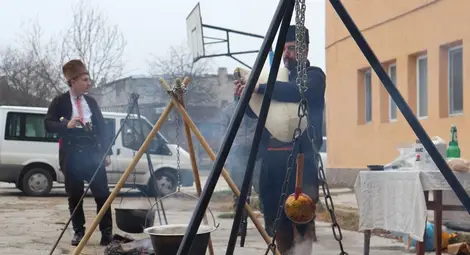 С 40 литра рибен курбан читалище &bdquo;Стефан Караджа&ldquo; почете Никулден