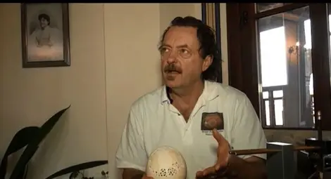 Американец гравира картата на България върху щраусово яйце