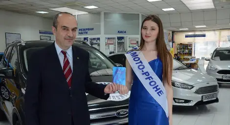 Венцислав Василев от &bdquo;Мото-Пфое&ldquo; връчи на Милена Петкова ваучера за ваканцията в Банско.  Снимка:Красимир СТОЯНОВ