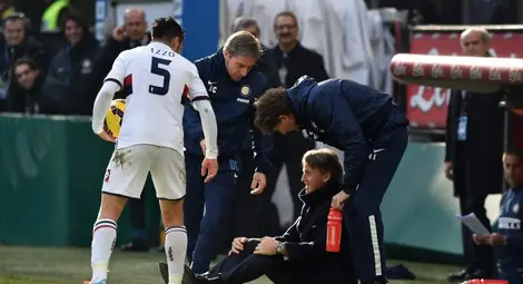 Повалиха Манчини с топката в мача с Дженоа /галерия/