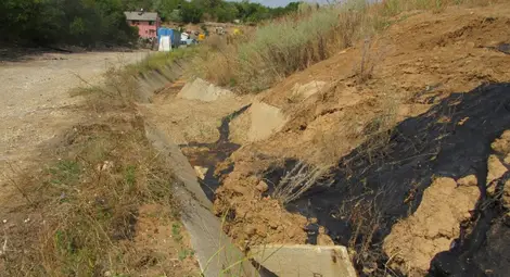 Гудронът отново изби на старото сметище