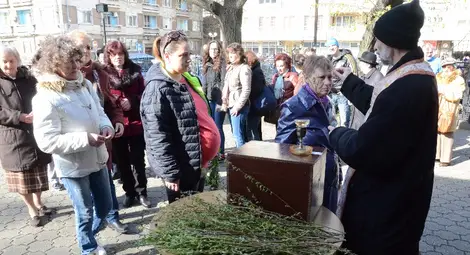 Цветница и Великден препълниха храмовете