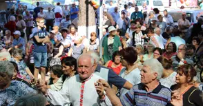 26 сорта ябълки и 33 вида сладкиши  показаха на 13-ия празник в Екзарх Йосиф