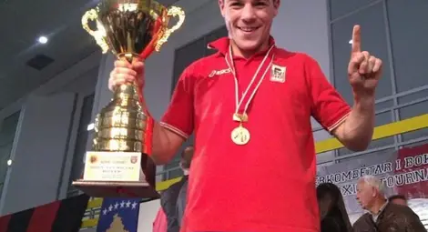 Боксьор №1 на Русе Айрин Исметов вече се бие за софийски клуб Боксьор №1 на Русе Айрин Исметов вече се бие за софийски клуб