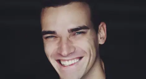 Нашумелият Емил Конрад идва с „Изкуството да бъдеш мързелив“ Нашумелият Емил Конрад идва с „Изкуството да бъдеш мързелив“