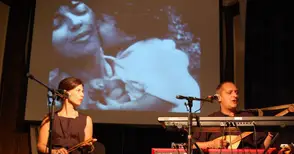 „Сърцето на динята“ звучи като китара,  тамбура, флейта и човешки глас