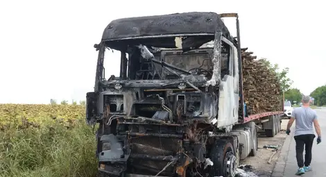 Напълно изгорялата кабина на камиона вече става само за  вторични суровини. 		   Снимка: Красимир СТОЯНОВ