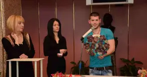 Булчински букет от брезова кора и орхидеи показа виден флорист