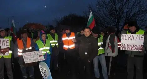 Протестиращите от Русе блокираха пътя към София с тоалетни /галерия/