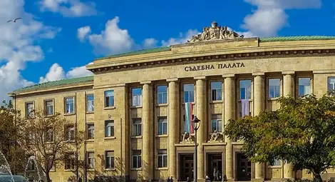 На входа на съда мерят температура, отмятат по списък кой може да влезе