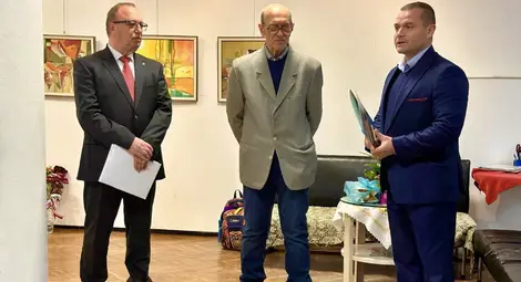 Кметът Пенчо Милков отличи художника Маньо Манев с почетен плакет за 80-годишнината му