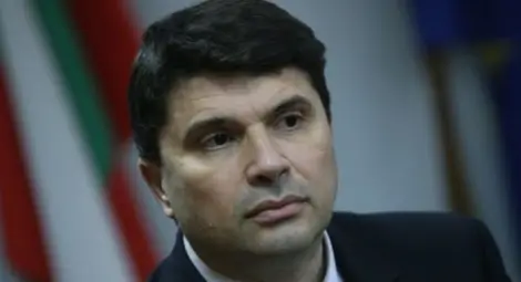 Инженер от ДАНС пуска бръмбарите