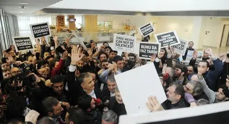 Полиция разгроми редакцията на критичния към Ердоган вестник "Заман" 