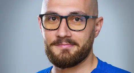 Д-р Евгени Петров