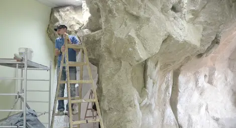 Майстори на холивудски декори  ваят сталактити в пещера в музея