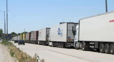 Спират камионите по натоварените трасета утре следобед